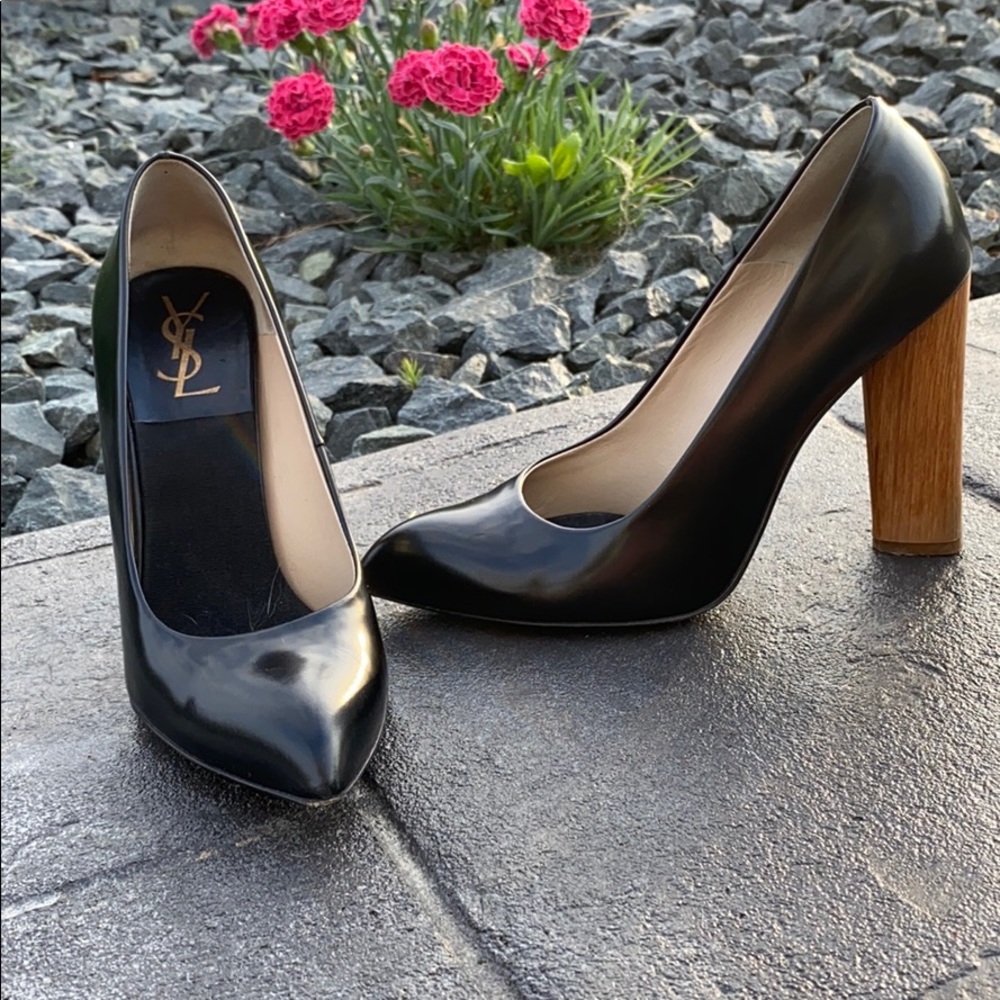 Yves Saint Laurent black pump